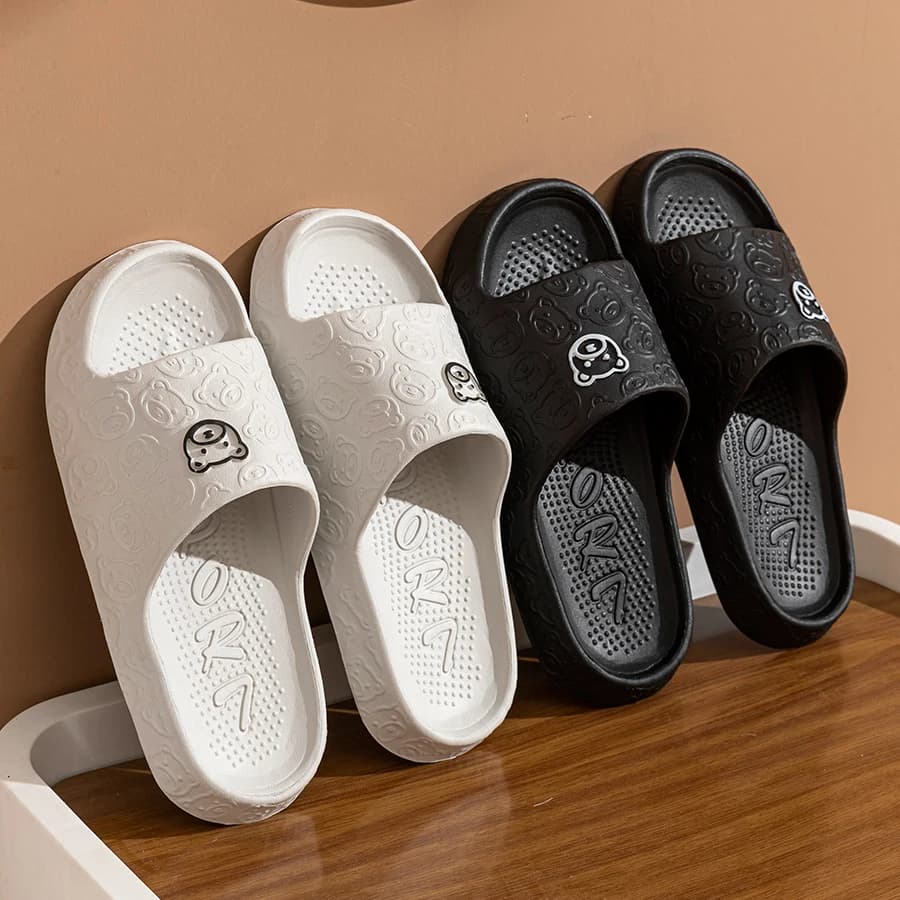 Pantoufles d'été pour hommes et femmes, sandales imprimées petit ours, salle de bain intérieure, antidérapantes, douces, chaussures décontractées pour dortoir, Couple