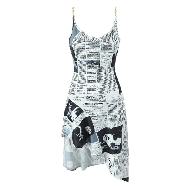YENKYE nouvelles femmes journal lettre imprimer ourlet irrégulier fronde robes mode dos nu fines bretelles avec chaîne été robe Sexy