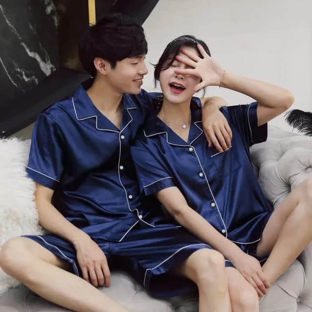 Couleur unie vêtements de nuit soie Satin Pyjamas Couple ensemble à manches courtes Pyjamas costume Pijama femmes hommes vêtements de détente grande taille Pj ensemble